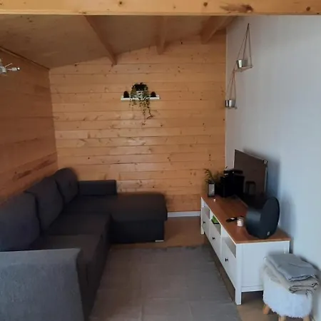 Peaceful Getaway With Pool & Bbq Area 度假居