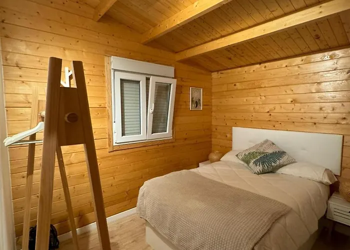 Peaceful Getaway With Pool & Bbq Area